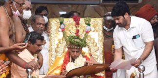 மதுரை ஆதீன மடத்தின் புதிய பீடாதிபதி பதவியேற்பு