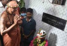 வேளாளர் குளத்தின் மாவீரன் துப்பாக்கி கௌண்டரின் நினைவுநாளான நேற்று அவரது நினைவிடத்தில் மரியாதை செலுத்தினார் மதுரை ஆதினம்!