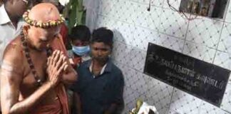 வேளாளர் குளத்தின் மாவீரன் துப்பாக்கி கௌண்டரின் நினைவுநாளான நேற்று அவரது நினைவிடத்தில் மரியாதை செலுத்தினார் மதுரை ஆதினம்!