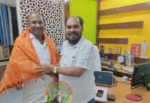 மாநில கொங்கு வேளாள கவுண்டர்கள் பேரவை-யின் பொதுசெயலாளர் திரு. தேவராஜ் அவர்கள் மரியாதை நிமித்தமாக, சென்னை-யில் உள்ள வேளாளர் மையத்தின் தலைமை நிலையத்திற்கு வருகை புரிந்தார்.